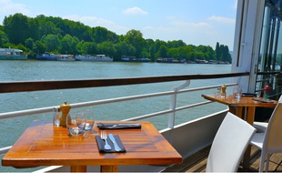 Le Salon sur l'eau, terrasse instalée sur une péniche, est idéal pour une escapade dépaysante non loin de la capitale.